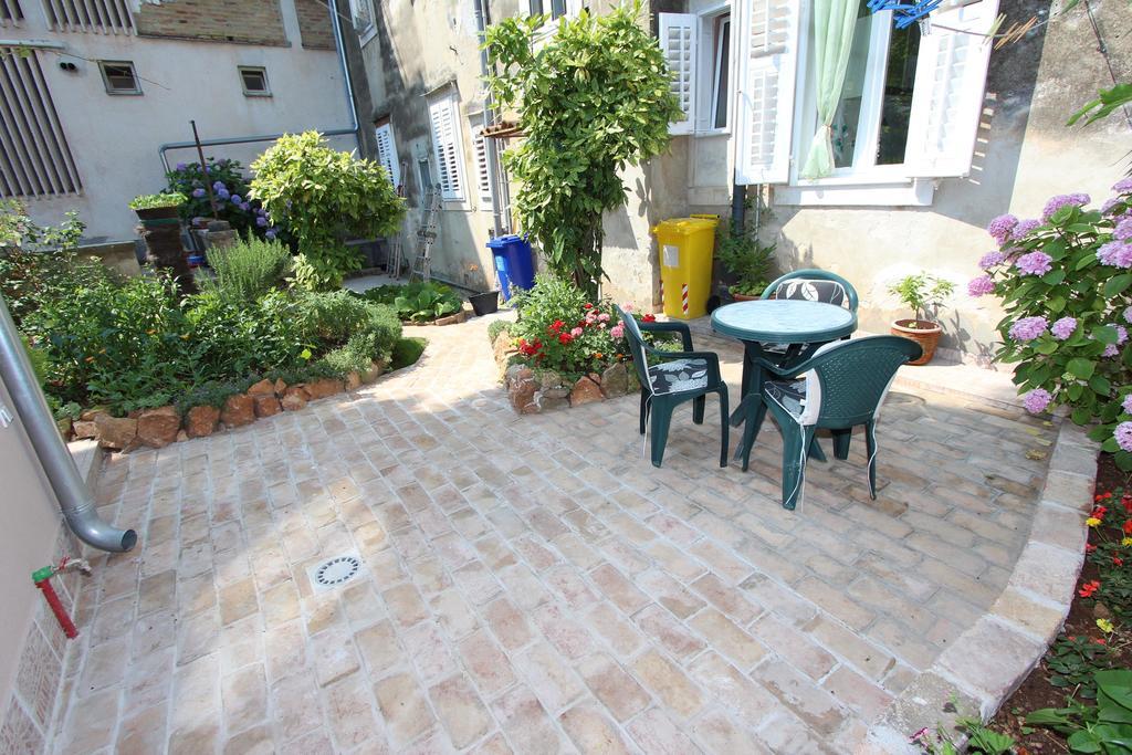 Apartments Santin ロヴィニ エクステリア 写真